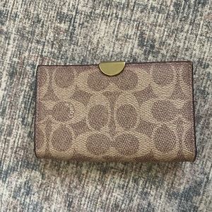Coach card holder- Hardly used.